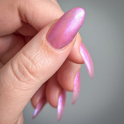 Pinkclubbing: A luxurious pink glitter nail polish topper on a light skin tone